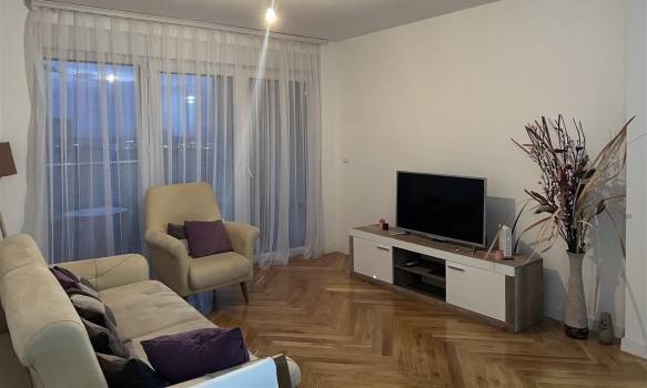 Banesë me qira 3+1 në Lagjen Prishtina e Re
